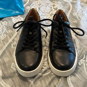 Vionic lace up sneakers